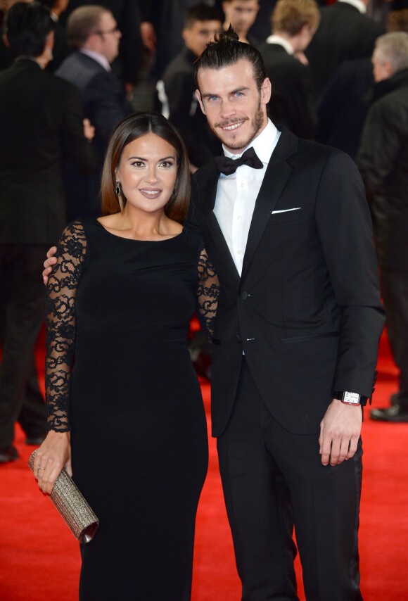 Gareth Bale et Emma Rhys-Jones, enceinte de leur fille Nava Valentina, lors de l'avant-première mondiale de Spectre à Londres le 26 octobre 2015.