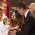 Gareth Bale avec sa compagne Emma Rhys Jones et leur fille Alba Violet à Santiago Bernabeu le 2 septembre 2013 lors de la présentation du Gallois après son recrutement par le Real Madrid.