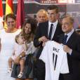 Gareth Bale avec sa compagne Emma Rhys Jones et leur fille Alba Violet à Santiago Bernabeu le 2 septembre 2013 lors de la présentation du Gallois après son recrutement par le Real Madrid.