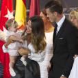 Gareth Bale avec sa compagne Emma et leur fille Alba Violet à Santiago Bernabeu le 2 septembre 2013 lors de la présentation du Gallois après son recrutement par le Real Madrid.