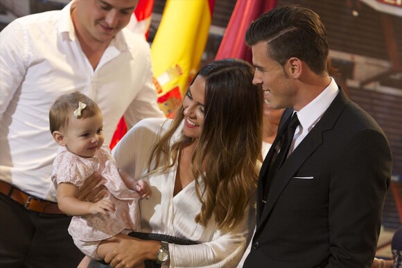 Gareth Bale avec sa compagne Emma et leur fille Alba Violet à Santiago Bernabeu le 2 septembre 2013 lors de la présentation du Gallois après son recrutement par le Real Madrid.