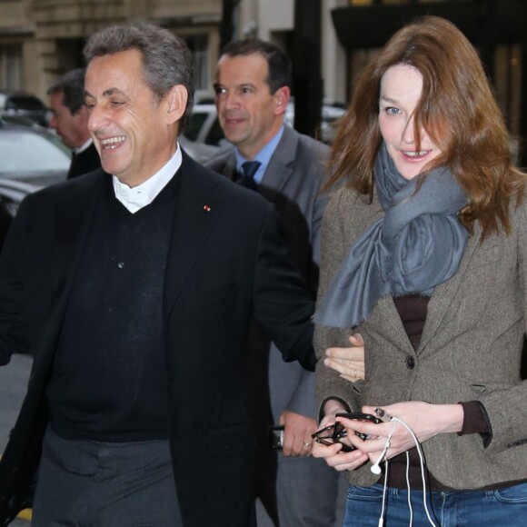 Exclusif - Nicolas Sarkozy et sa femme Carla Bruni-Sarkozy se rendent à une projection privée du film "Les Visiteurs – La Révolution" à l'hôtel Royal Monceau à Paris, le 30 mars 2016.