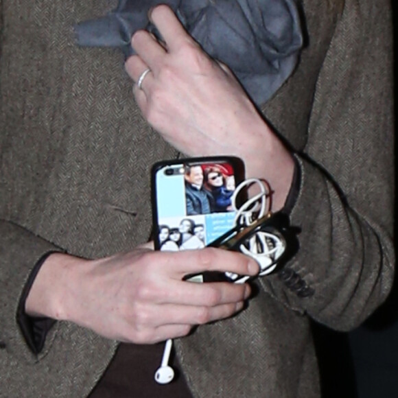 Exclusif - Nicolas Sarkozy et sa femme Carla Bruni-Sarkozy se rendent à une projection privée du film "Les Visiteurs – La Révolution" à l'hôtel Royal Monceau à Paris, le 30 mars 2016. Carla tient à la main son portable qui a une coque personnalisée avec des photos de famille.