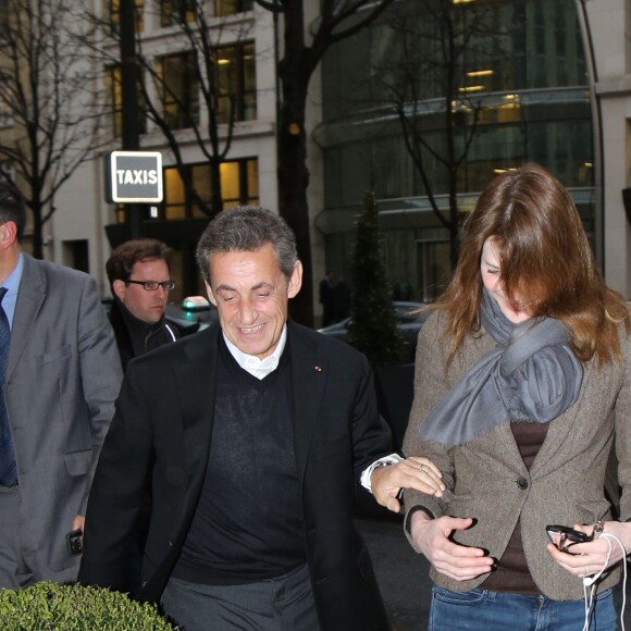 Exclusif - Nicolas Sarkozy et sa femme Carla Bruni-Sarkozy se rendent à une projection privée du film "Les Visiteurs – La Révolution" à l'hôtel Royal Monceau à Paris, le 30 mars 2016.