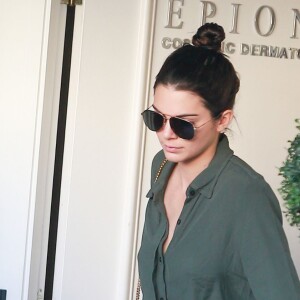 Kendall Jenner et Kim Kardashian quittent le centre medical Epione à Beverly Hills le 18 Mars 2016. R