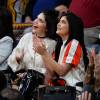 Kendall Jenner et sa soeur Kylie Jenner lors d'un match des Lakers au Staples Center de Los Angeles, le 15 mars 2016