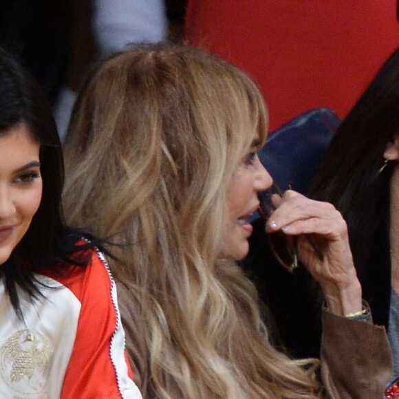 Kendall Jenner et sa soeur Kylie Jenner lors d'un match des Lakers au Staples Center de Los Angeles, le 15 mars 2016