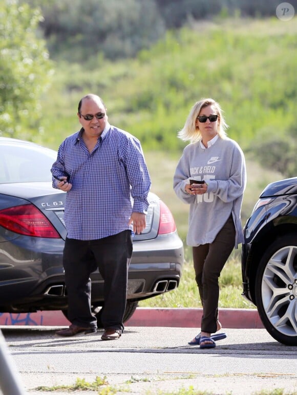 Exclusif - Kaley Cuoco discute avec l'homme avec qui elle a eu un accident de voiture sur le chemin des studios à Los Angeles. Le 30 mars 2016 © CPA / Bestimage