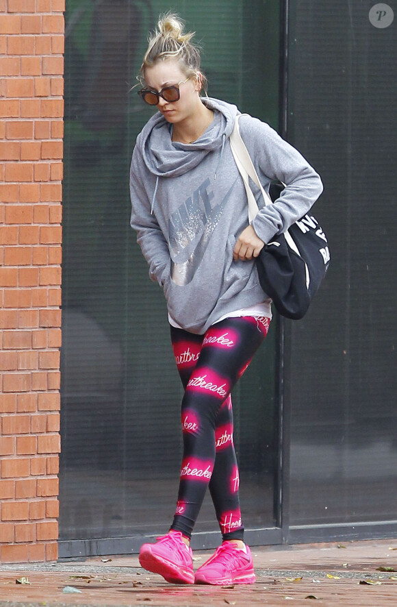 Exclusif - Kaley Cuoco, porte des leggings avec l'inscription ‘Heartbreakers', à la sortie de son cours de yoga à Studio City, le 17 février 2016