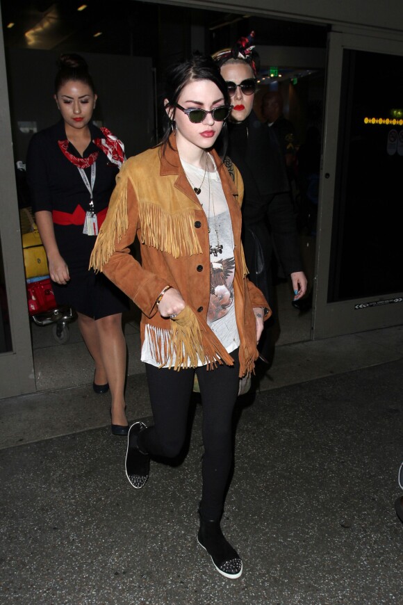 Frances Bean Cobain arrive à l'aéroport de Los Angeles, le 26 mars 2016