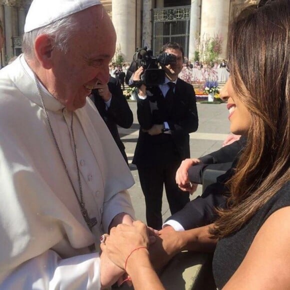 Le pape François et Eva Longoria, à Rome, le 30 mars 2016