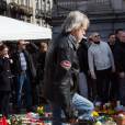 Exclusif - Renaud s'est recueilli et a déposé une rose place de la Bourse à Bruxelles le 27 mars 2016, en hommage aux victimes des attentats du 22 mars 2016. © Alain Rolland/Imagebuzz/Bestimage