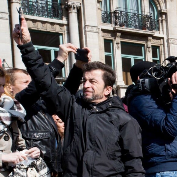 Exclusif - Renaud s'est recueilli et a déposé une rose place de la Bourse à Bruxelles le 27 mars 2016, en hommage aux victimes des attentats du 22 mars 2016. © Alain Rolland/Imagebuzz/Bestimage