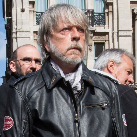 Exclusif - Renaud s'est recueilli et a déposé une rose place de la Bourse à Bruxelles le 27 mars 2016, en hommage aux victimes des attentats du 22 mars 2016. © Alain Rolland/Imagebuzz/Bestimage