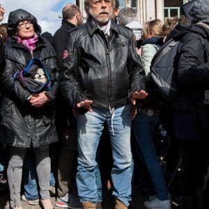 Exclusif - Renaud s'est recueilli et a déposé une rose place de la Bourse à Bruxelles le 27 mars 2016, en hommage aux victimes des attentats du 22 mars 2016. © Alain Rolland/Imagebuzz/Bestimage