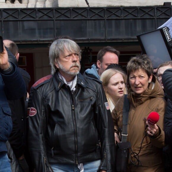 Exclusif - Renaud s'est recueilli et a déposé une rose place de la Bourse à Bruxelles le 27 mars 2016, en hommage aux victimes des attentats du 22 mars 2016. © Alain Rolland/Imagebuzz/Bestimage