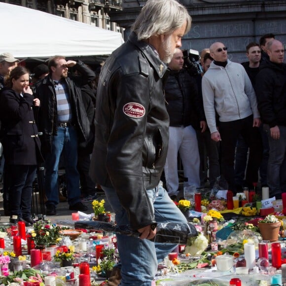 Exclusif - Renaud s'est recueilli et a déposé une rose place de la Bourse à Bruxelles le 27 mars 2016, en hommage aux victimes des attentats du 22 mars 2016. © Alain Rolland/Imagebuzz/Bestimage