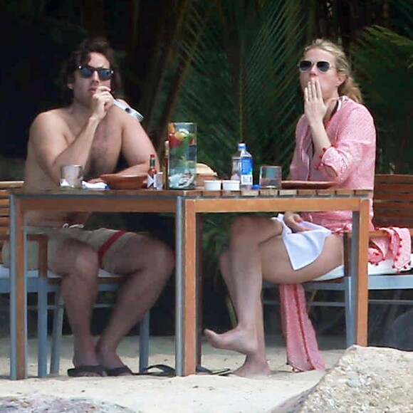 Exclusif - Gwyneth Paltrow et son compagnon Brad Falchuk profitent de leurs vacances sur une plage au Mexique, le 14 janvier 2016.