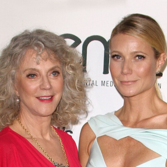 Gwyneth Paltrow et sa mère Blythe Danner lors des EMA Awards aux Studios Warner Bros à Burbank le 24 octobre 2015.