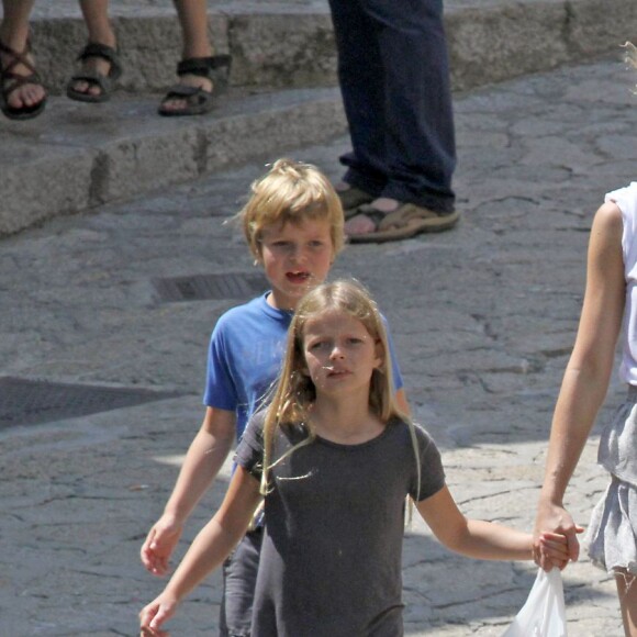 Exclusif - Gwyneth Paltrow et ses enfants Apple et Moses en vacances dans la maison de l'acteur Americain Michael Douglas a Majorque en Espagne le 11 juillet 2013.