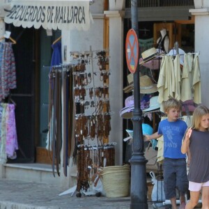 Exclusif - Gwyneth Paltrow et ses enfants Apple et Moses en vacances dans la maison de l'acteur Americain Michael Douglas a Majorque en Espagne le 11 juillet 2013.