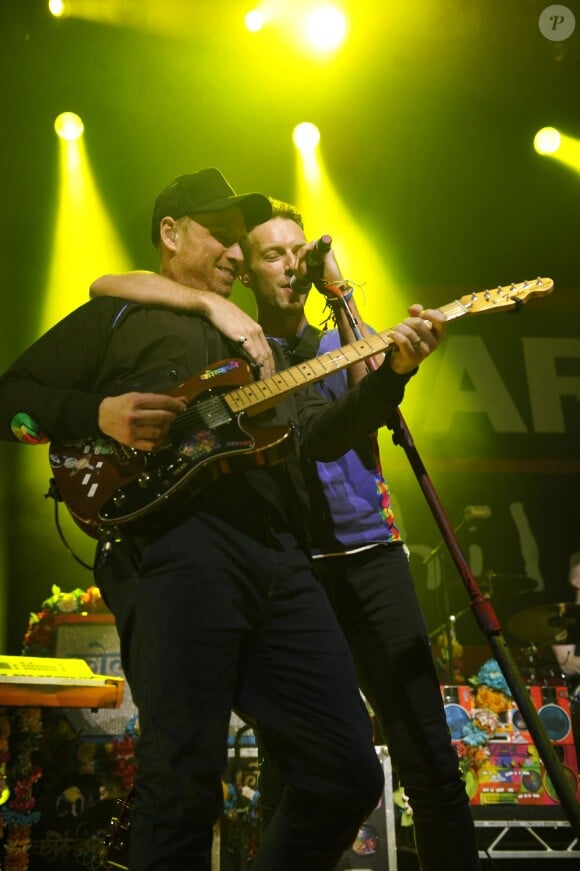 Jonny Bucklet, Chris Martin lors du concert de Coldplay à Londres le 24 février 2016.