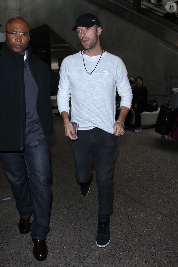Chris Martin arrive à l'aéroport de Los Angeles le 22 December 2015. Chris Martin est actuellement poursuivi en justice par le paparazzi Richard Terry. Le photographe s'est fait renversé par le véhicule de la star le 25 janvier 2015.