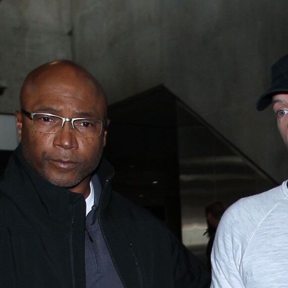 Chris Martin arrive à l'aéroport de Los Angeles le 22 December 2015. Chris Martin est actuellement poursuivi en justice par le paparazzi Richard Terry. Le photographe s'est fait renversé par le véhicule de la star le 25 janvier 2015.