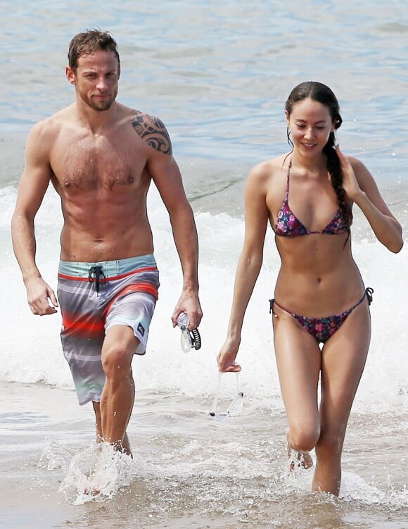 Exclusif - Jenson Button et sa fiancée Jessica Michibata profitent de la plage lors de leurs vacances à Maui, Hawaï, le 20 octobre 2014.