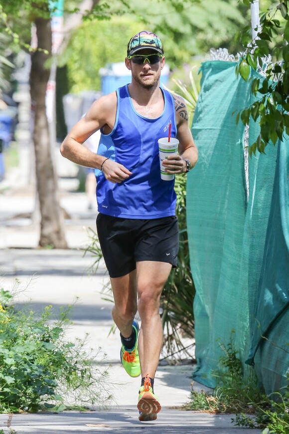 Jenson Button en train de courir dans les rues de Venice à Los Angeles, le 10 mars 2016