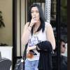 Exclusif - Prix Spécial - La fille de Michael Jackson, Paris Jackson attend en fumant une cigarette une table pour déjeuner avec des amies au restaurant à Los Angeles, le 16 janvier 2016.