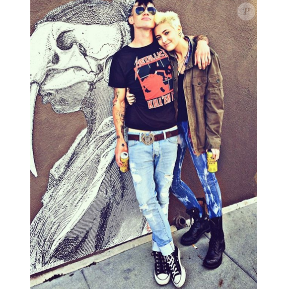 Paris Jackson toujours plus rock, pose avec un copain. Photo publiée sur Instagram au mois de mars 2016.