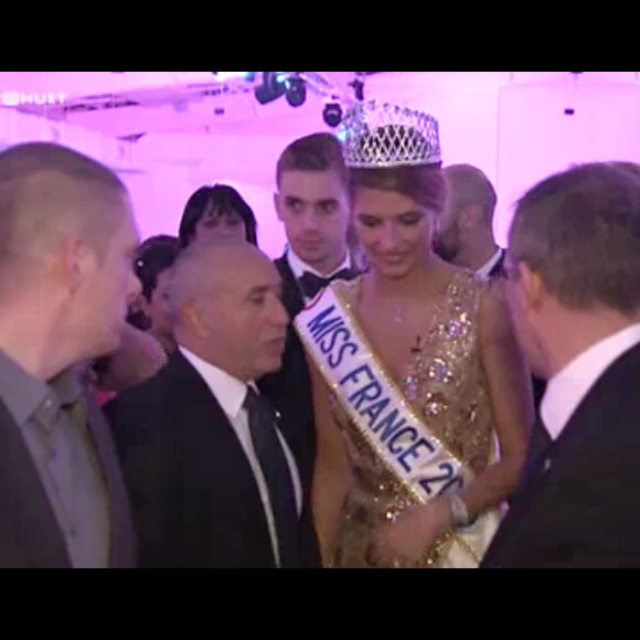 Miss France 2015, Camille Cerf, lors du dîner de gala de l'événement, le soir de l'élection, le 6 décembre dernier. Elle retrouve l'espace de quelques secondes son chéri Maxime. Images diffusées dans le magazine "Sept à huit" sur TF1. Le 14 décembre 2014.