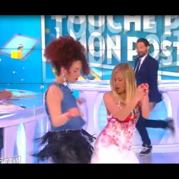 Enora Malagré et Shera Kerienski : twerk sur du Rihanna, dans TPMP, le 8 avril 2016, sur D8