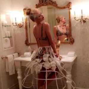 Paris Hilton en lingerie lors d'un shooting photo sexy à l'hôtel Plaza. Photo extraite d'une vidéo publiée sur sa page Instagram, le 7 avril 2016.