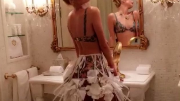 Paris Hilton parade en lingerie pour un nouveau shooting coquin