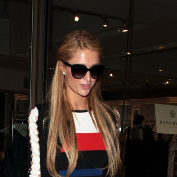 Paris Hilton fait du shopping dans le magasin 'Kyle by Alene Too' de sa tante (Kyle Richards) à Beverly Hills. Elle porte 4 Iphones dans la main! Le 16 mars 2016