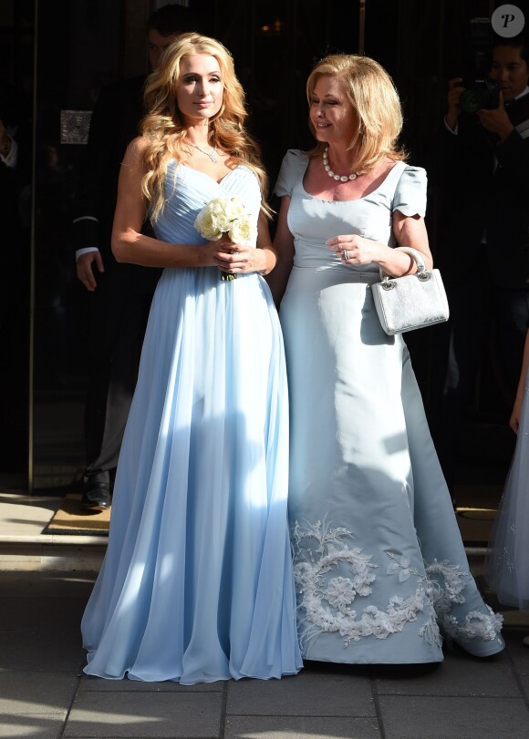 Paris Hilton et sa mère Kathy Hilton quittent l'hôtel Claridges à Londres, le 10 juillet 2015 pour aller au mariage de Nicky Hilton et de James Rotschild au palais de Kensington