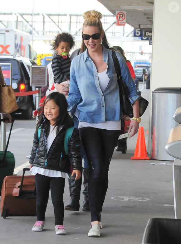 Katherine Heigl arrive à l'aéroport de LAX avec ses filles Adalaide et Naleigh pour prendre l'avion à Los Angeles, le 17 décembre 2014