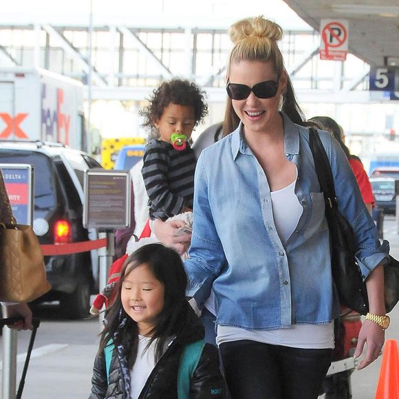 Katherine Heigl arrive à l'aéroport de LAX avec ses filles Adalaide et Naleigh pour prendre l'avion à Los Angeles, le 17 décembre 2014