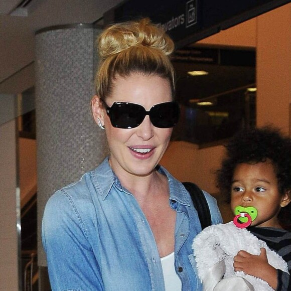 Katherine Heigl arrive à l'aéroport de LAX avec ses filles Adalaide et Naleigh pour prendre l'avion à Los Angeles, le 17 décembre 2014