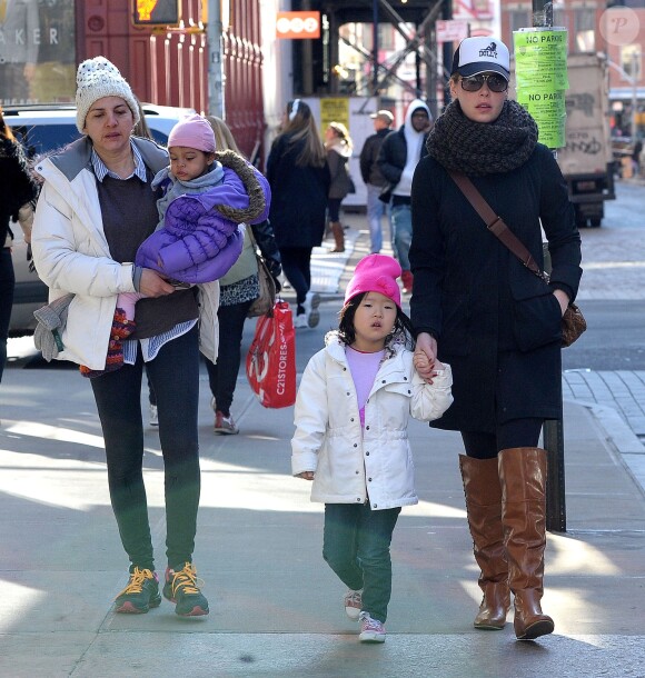 Katherine Heigl se balade avec ses filles Naleigh et Adalaide dans les rues de New York, le 18 mars 2014