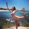 Alessandra Ambrosio ne rate jamais une occasion de pratiquer le Yoga, même en vacances