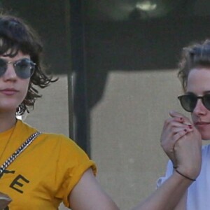 Exclusif -  Kristen Stewart et sa petite amie Soko se promènent à Los Angeles le 1er avril 2016.