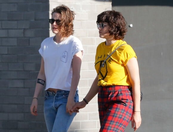 Exclusif - Kristen Stewart et sa petite amie Soko se promènent à Los Angeles le 1er avril 2016