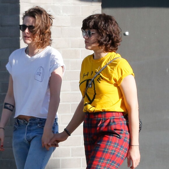 Exclusif - Kristen Stewart et sa petite amie Soko se promènent à Los Angeles le 1er avril 2016