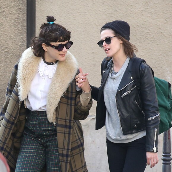 Kristen Stewart et sa compagne Soko (Stéphanie Sokolinski) partagent un baiser lors d'une balade romantique à Paris le 15 mars 2016. © Agence / Bestimage