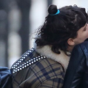 Kristen Stewart et sa compagne Soko (Stéphanie Sokolinski) partagent un baiser lors d'une balade romantique à Paris le 15 mars 2016. © Agence / Bestimage