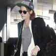 Kristen Stewart prend un vol à l'aéroport de Los Angeles, le 13 janvier 2016.