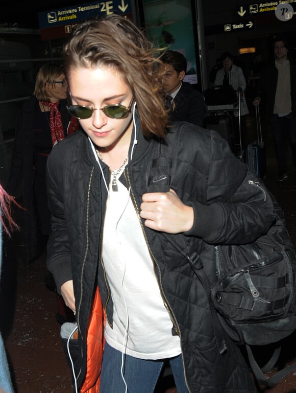 Kristen Stewart arrive à l'aéroport Roissy CDG et pose avec une fan le 25 octobre 2015